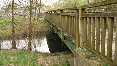 Pont en bois sur la rivière dans le parc.