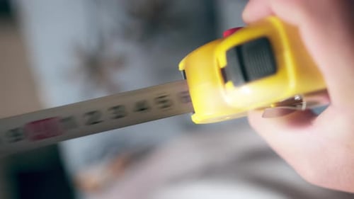 Zentimetermaß für industrielle Konstruktionen aus Metall, Nahaufnahme.