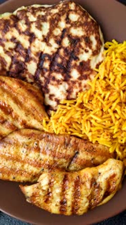 Dajaj Mashwi, un plat arabe avec du riz et du poulet, du sel et des épices. Dajaj Mashwi
en arrière-plan