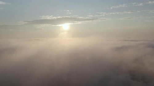 Zumbido cinematográfico por encima de las nubes volando a través de las nubes