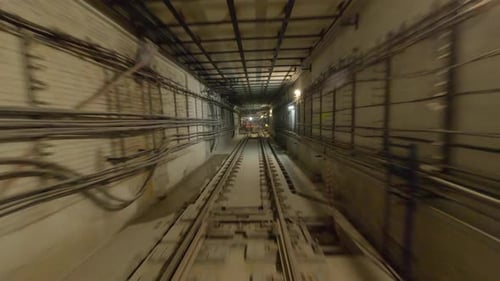 Balade à grande vitesse dans un tunnel de métro. Prendre le métro.