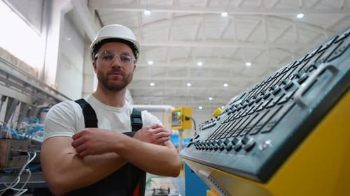Porträt eines Ingenieurs in der Nähe einer CNC-Maschine in der Fabrikindustrie