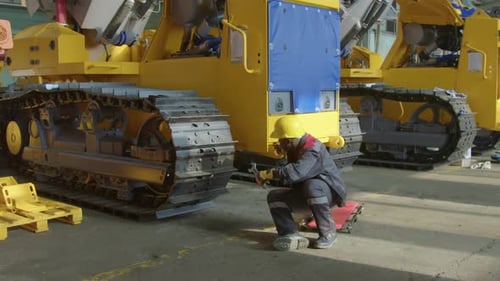 Spannschrauben am Caterpillar-Traktorrahmen