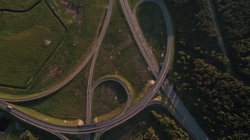 Filmación desde un cuadricóptero de un cruce de carreteras suburbanas de dos niveles y una impresionante vista de Green Meadows y