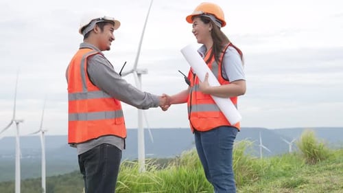 Fortschrittliches Konzept von Ingenieuren, die im Windpark auf dem Gipfel des Berges arbeiten