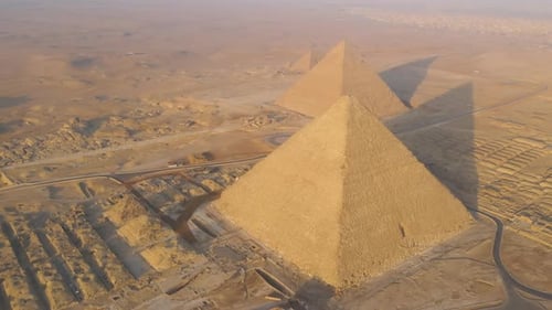 Uma perspectiva aérea revela a grandeza das grandes pirâmides de Gizé