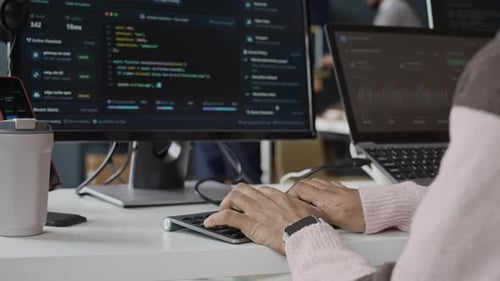 Männlicher IT-Profi, der Software auf dem Computer im Büro codiert