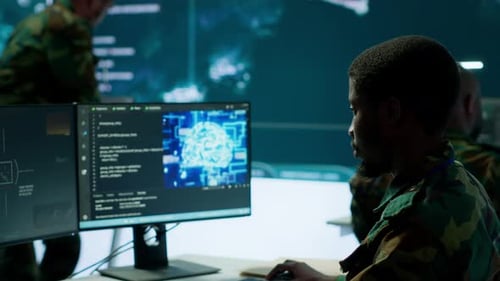 IT-Techniker sammelt Informationen über neuronales Netzwerk und künstliche Intelligenz