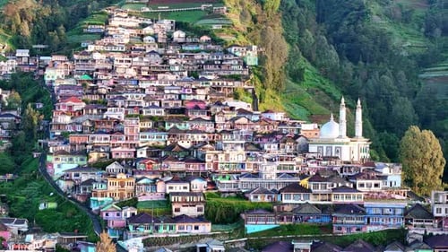 Luftbild des Reihenhauses eines Dorfes auf den Hügeln. Nepal Van Java, Indonesien.