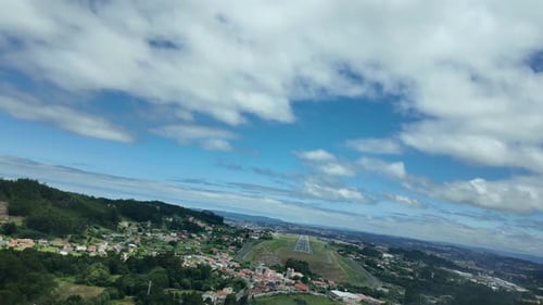 Point de vue exclusif d'un pilote depuis le poste de pilotage d'un jet arrivant à l'aéroport de La Corogne, en Espagne, en train de manœuvrer pour atterrir.