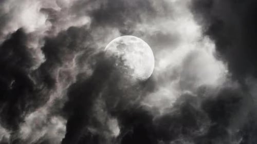 der Mond in der Nacht, bedeckt mit dunklen Wolken