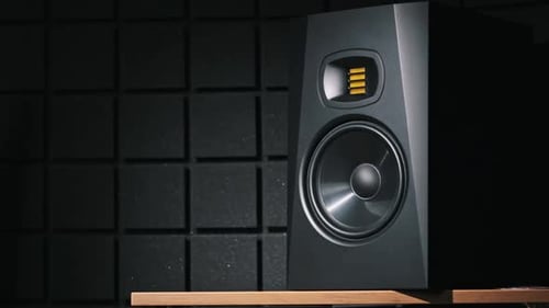 Der Studio-Basslautsprecher vibriert bei lauter Musik in einer Nahaufnahme eines Aufnahmestudios