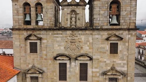Fachada histórica de piedra de la catedral con campanarios y estatuas religiosas