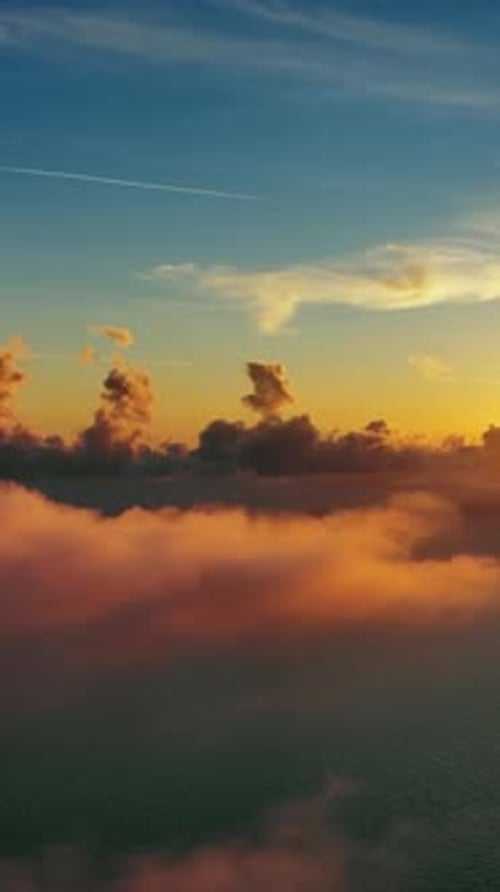 Vue aérienne des nuages lumineux au coucher du soleil