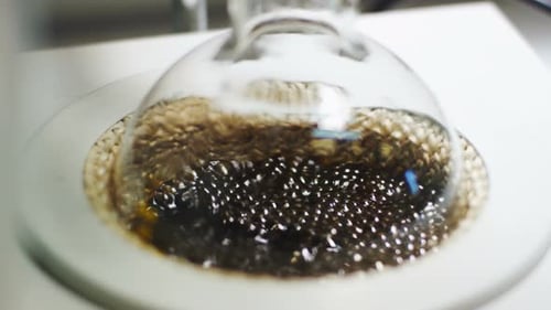 El flujo sublimado de líquido negro cae del vidrio