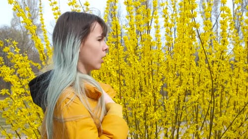 Une fille élégante a une allergie
