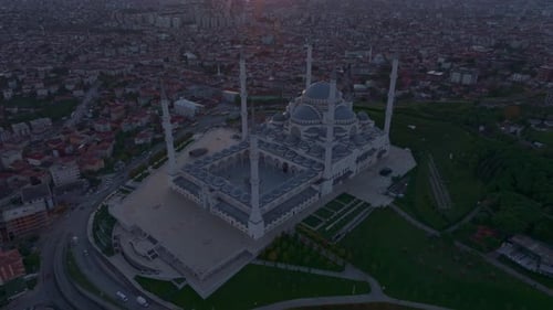Vue aérienne de la grande mosquée de Camlica au lever du soleil, Turquie.