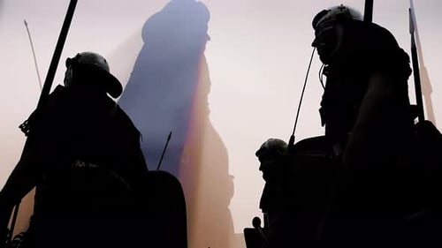 Alte Retro-Vintage-Armeesoldaten marschieren zusammen auf dem Kriegsschlachtfeld