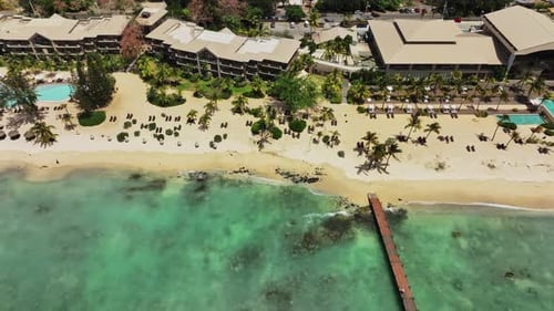 Eine Luftaufnahme eines Resorts am Strand