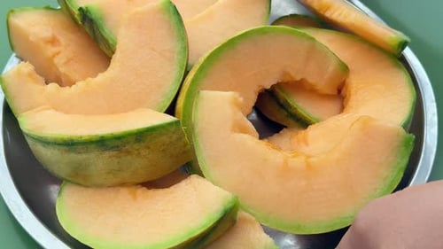 Gros plan d'une portion de melon musqué