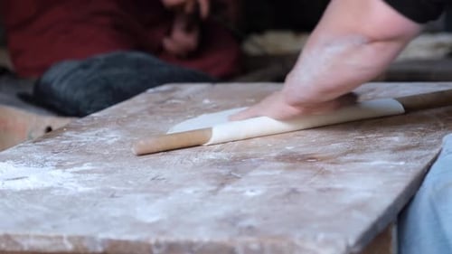 Frau, die Teig rollt (Traditionelle türkische Küche) 3