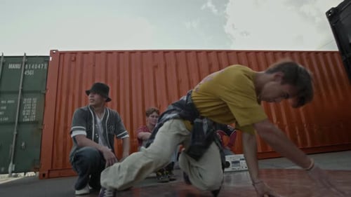 Un adolescent talentueux B-Boy fait une sortie à l'extérieur devant des amis