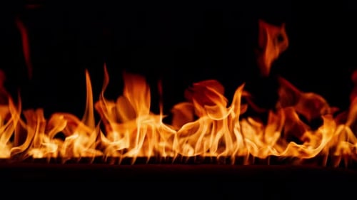 Wunderschönes tanzendes Feuer, brennende Flammenzungen mit orangefarbener Flamme, helle brennende Flammen auf schwarzem Grund