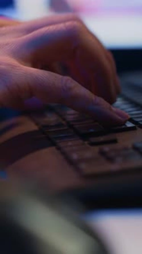 Nahaufnahme der Tastatur, die von einem Softwareingenieur verwendet wird, der zu Hause programmiert