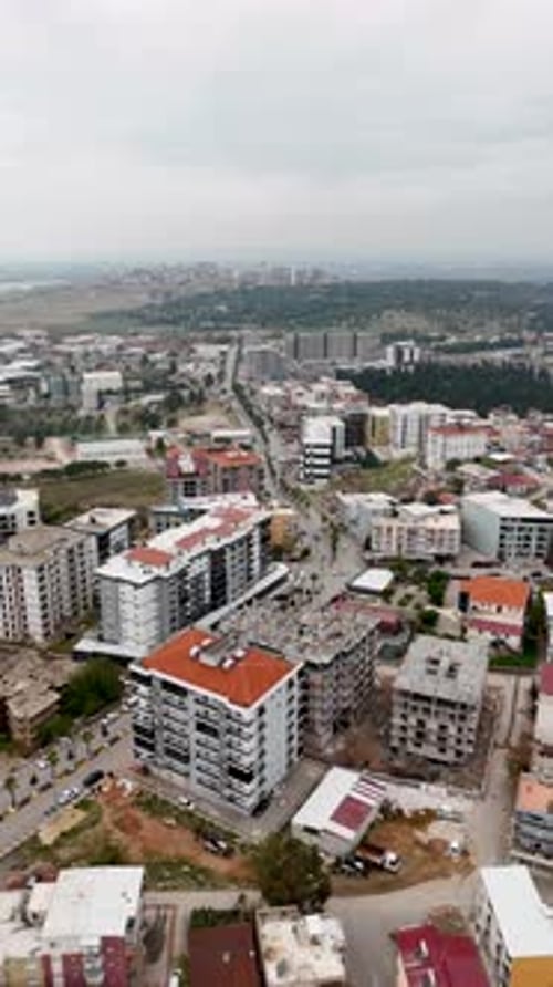 Construcción de edificios urbanos en el centro de la ciudad: vista vertical de un Zumbido