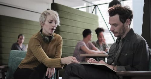 Collègues organisant une réunion dans un espace de coworking