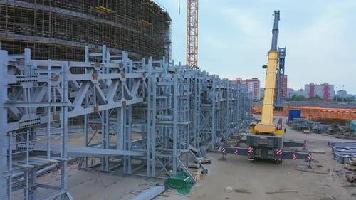 Enormes detalles de una carcasa metálica y una grúa en el sitio de construcción