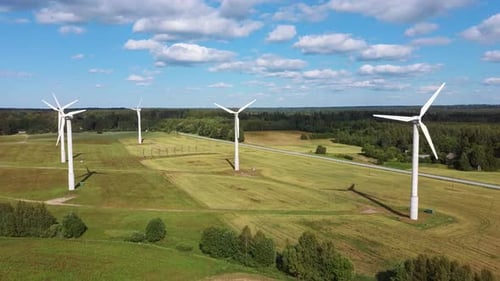 Vue aérienne d'un parc éolien ou d'un parc éolien, avec des éoliennes puissantes pour la production d'électricité 4K UHD