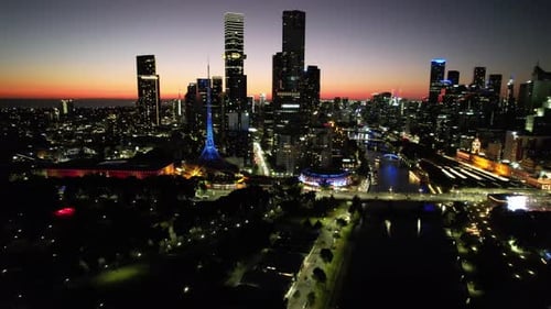 Luftbild, das Melbourne South Bank Arts District umkreist, goldener Schein, Sonnenuntergang