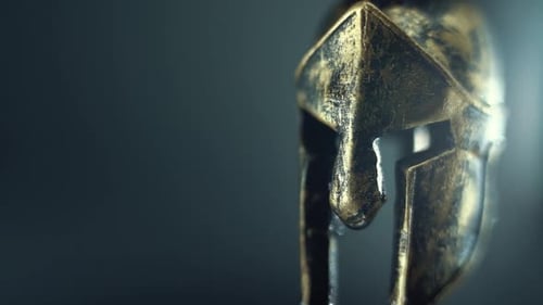 Eine detaillierte, glatte, gleichmäßige Aufnahme eines spartanischen Designs, nasser Krieger-Metallbronzehelm, auf einem 36.