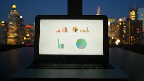 Betrachten von Diagrammen, Diagrammen auf dem Laptop-Bildschirm, Analyse des Geschäftswachstums