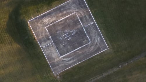 Vue aérienne montante et tournante de haut en bas de l'héliport