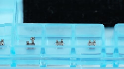 Nuevos aparatos de ortodoncia metálicos en un estuche antes de ser colocado en un paciente