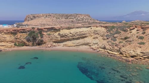 Révélation latérale par drone de la plage d'Agios Thodoros, Karpathos