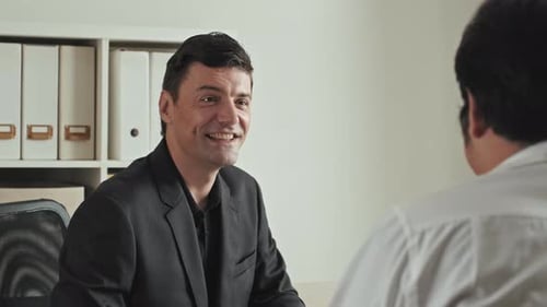 Personalmanager interviewt Kandidaten im Amt