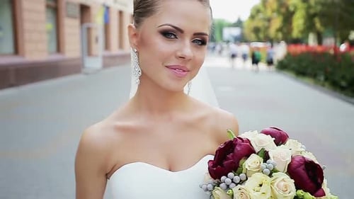 Wunderschöne, glücklich lächelnde blonde Braut ist die City Street