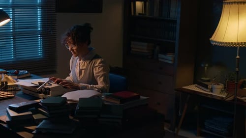 Inspirierte Schriftstellerin mittleren Alters, die nachts im gemütlichen Arbeitszimmer arbeitet