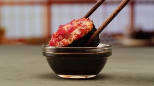 Sushi Sashimi Nigiri Teller Japanisches Gunkan Maki Sushi Restaurant Frische Thunfisch- und Lachsscheiben in