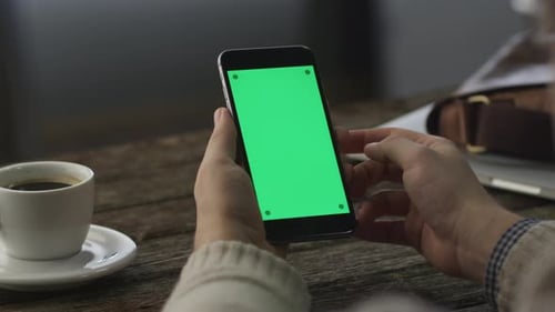 Usando o telefone no modo retrato em casa. Estilo de vida causal