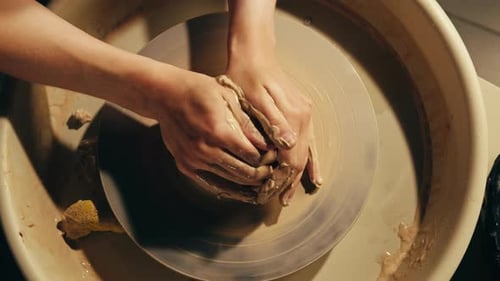 Woman Potter travaille avec de l'argile lors d'une master class sur le processus de travail en studio dans Ceramic Workshop Potter