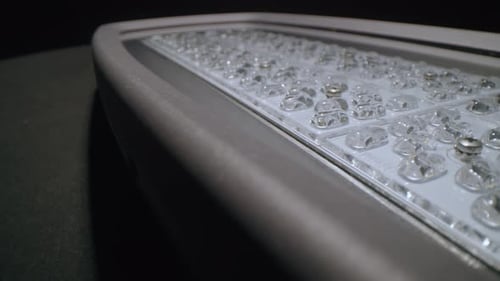 Rechteckige Leuchtdiodenlampe auf einem Ständer im dunklen Studio