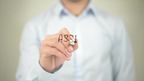 Assistant Manager Man schreibt auf transparentem Bildschirm