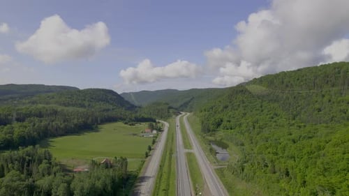 Route à travers les montagnes dans la nature