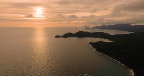 Sonnenuntergang über dem Meer mit fernen Landzungen-Silhouetten Seychelles Mahe