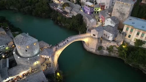 Drohnenaufnahme der ikonischen Brücke „Stari Most“ in Mostar