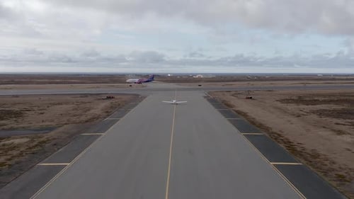 Vista aérea del Diamond Da20 y el Airbus A320 cruzándose en la pista de rodaje del aeropuerto